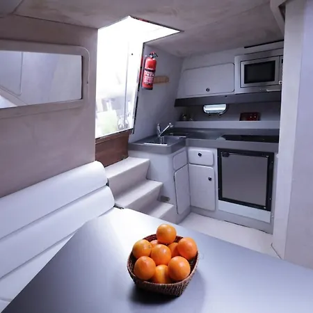 Alojamiento En Barco Tekne